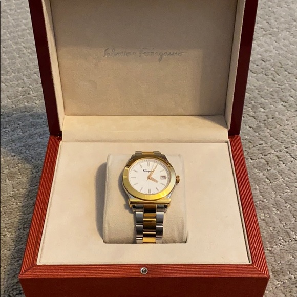 - Salvatore Ferragamo gold watch 39mm - Picture 1 of 7